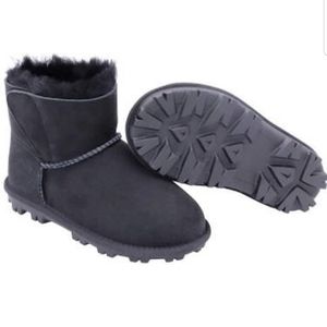 Kirkland Signature Kids Genuine sheepskin Shearling Boots  Nwt